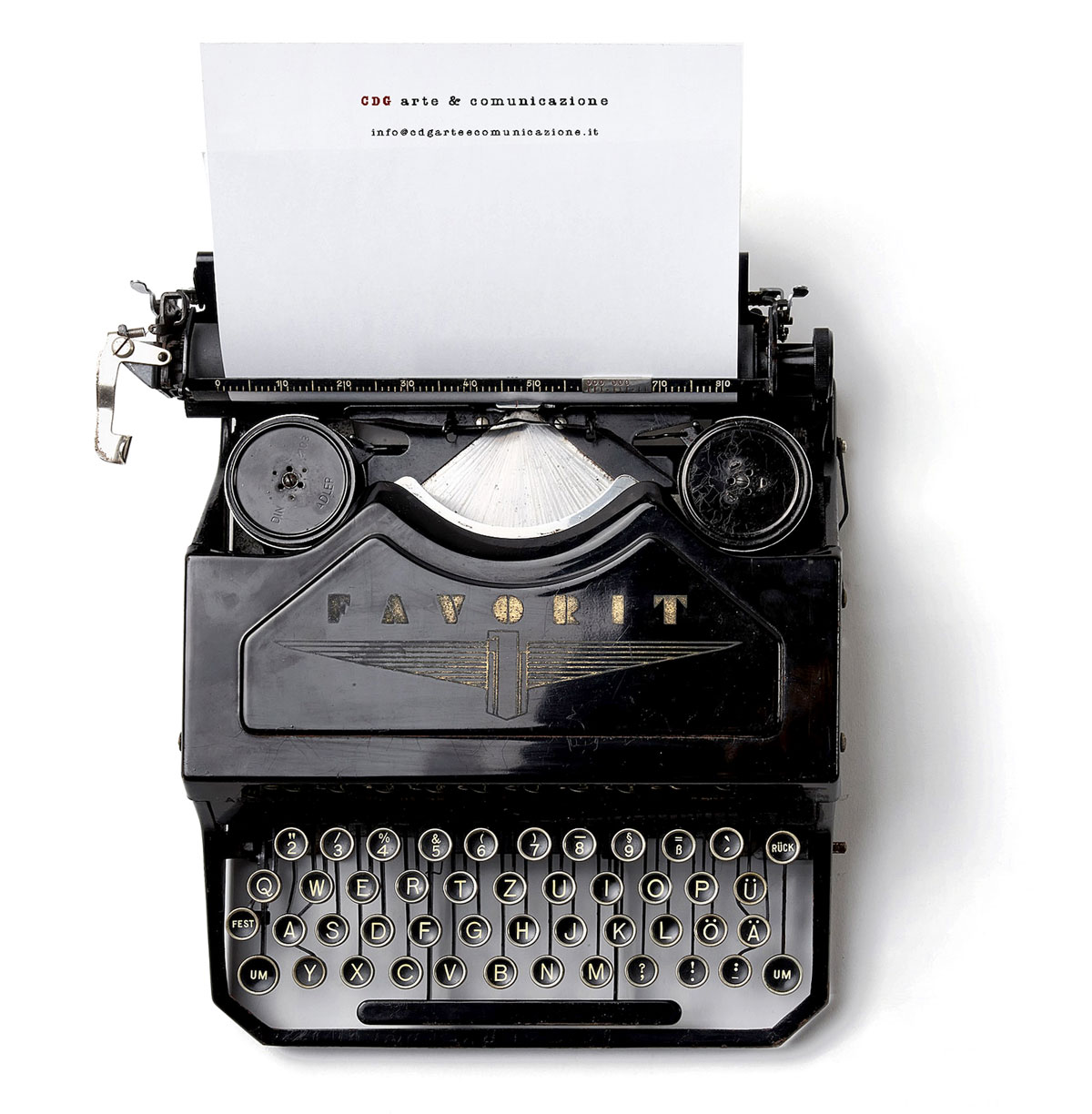 antica macchina da scrivere con foglio intestato CDG arte e comunicazione